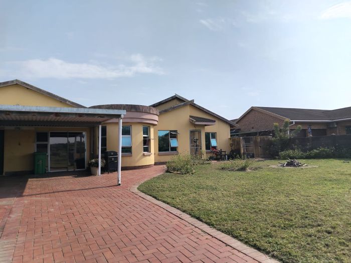 Birdswood House For Sale: 4 bedrooms, pool, spacious yard, ideal for families.
