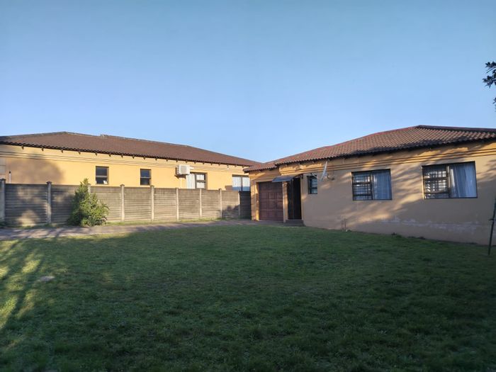 For Sale: 3-bedroom Duet in Birdswood with spacious yard and garage.