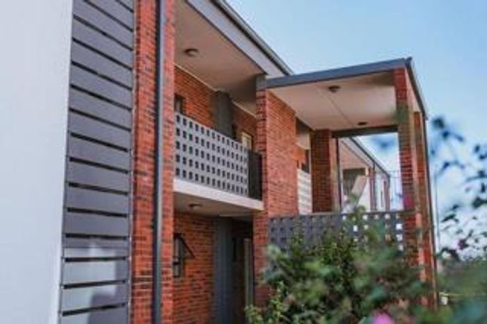 For Sale: 2-Bedroom Apartment in Ravenswood with Pool, Clubhouse, and Secure Access.