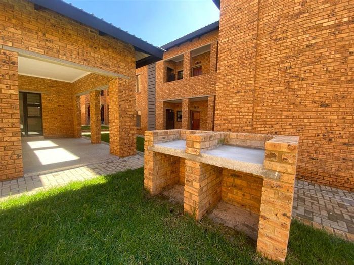 2-Bedroom Apartment To Rent in Ravenswood with gas stove and pool access.