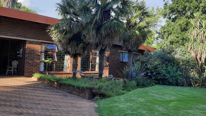 For Sale: Small Holding in Stefano Park with multiple dwellings, pool, and irrigation.