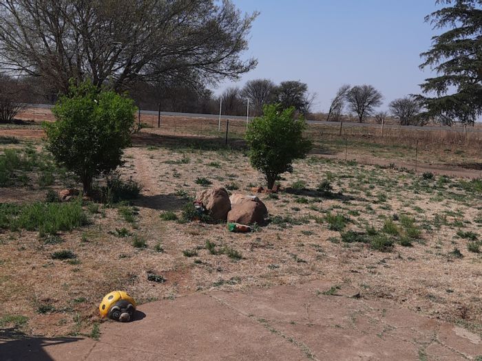 Mullerstuine Small Holding For Sale: 2 Bedrooms, Borehole, 3 Phase Electricity.