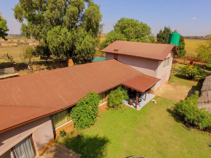 Ebner On Vaal Small Holding For Sale: 4-bed home, boreholes, large garden, ample parking.