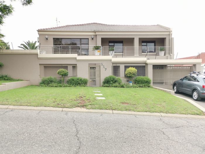 For Sale: Spacious 6-bedroom house in Meredale with pool, cottage, and ample parking.