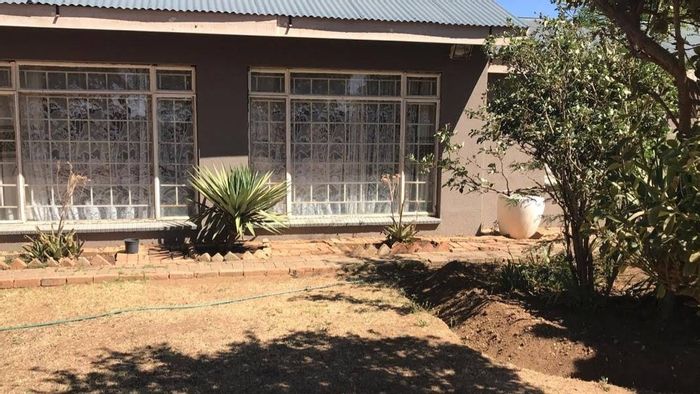 Zuurfontein Small Holding For Sale: 8.56 Ha, multiple dwellings, irrigation, rental income.