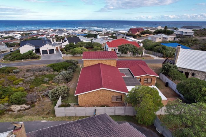 Versatile 6-bedroom house in Agulhas Central with sea views and spacious living areas. For Sale.