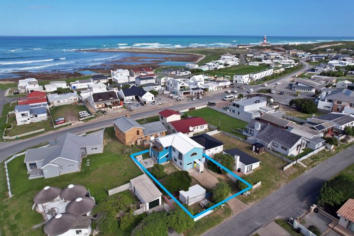 Coastal house in Agulhas Central for sale, includes flatlet and parking.
