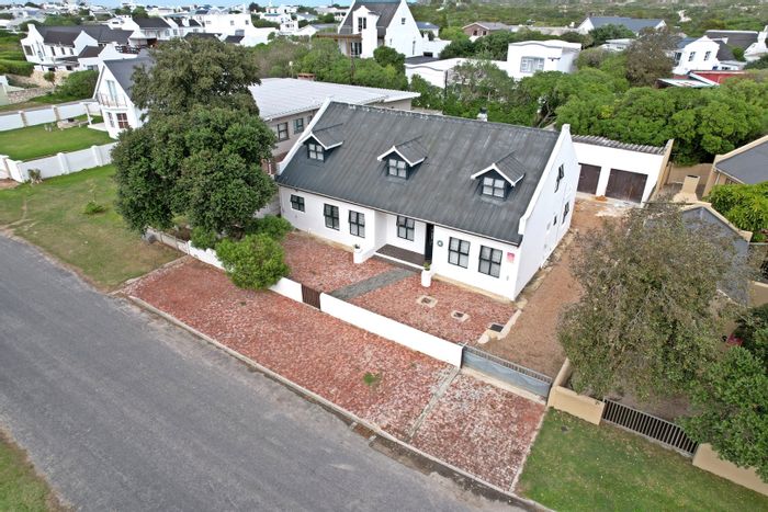 For Sale: House in Arniston Central with 6 bedrooms, garden, and entertainment area.