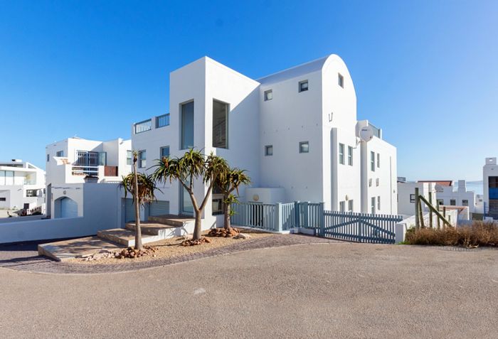 For Sale: House in Paradise Beach with 5 beds, dual living, sea views.