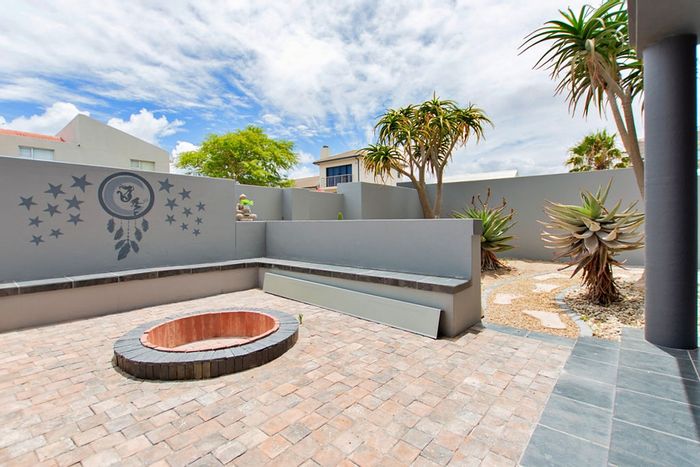 Myburgh Park House For Sale: 7 bedrooms, lagoon views, dual living spaces.