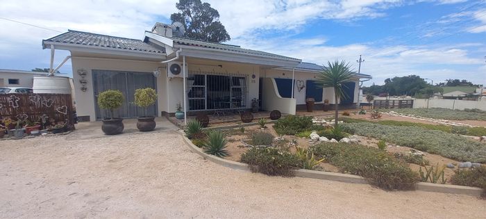 4-Bedroom House To Rent in Velddrif Central with entertainment area and flatlets.