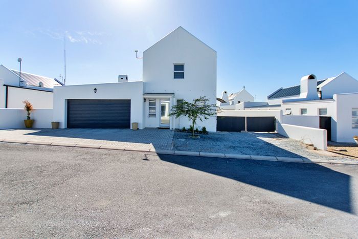 House for Sale in Dwarskersbos: 4 bedrooms, braai room, double garages, spacious yard.