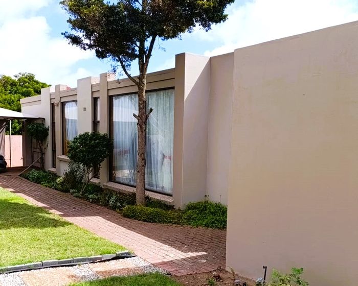 Vredenburg Central House For Sale: 3 Bedrooms, Pool, Entertainment Area, Secure Parking.