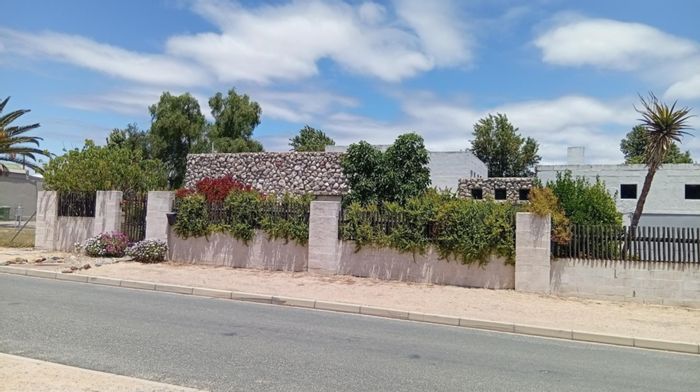 For Sale: House in Hopefield Central with rental flats, garage, pool, and braai area.