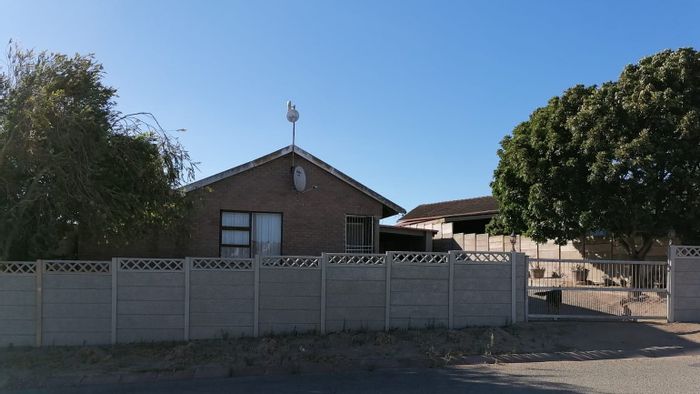 For Sale: 2-Bedroom House in Vredenburg Central with Braai-Room and Expansion Plans.