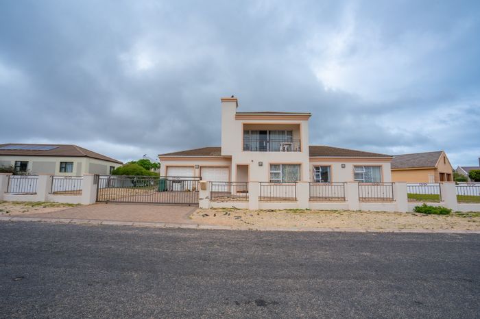 Spacious Country Club house for sale, 3 bedrooms, expansive plot, entertainment zone.