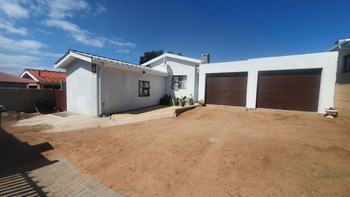 For Sale: House in Saldanha Central with flatlet, large garden, and ample parking.