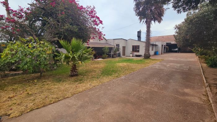 Vredenburg Central House For Sale: Spacious 2-bed, office space, rental potential.