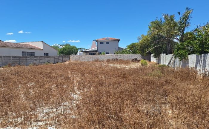 Vacant land for sale in Port Owen, near river, fully enclosed 670 m² plot.