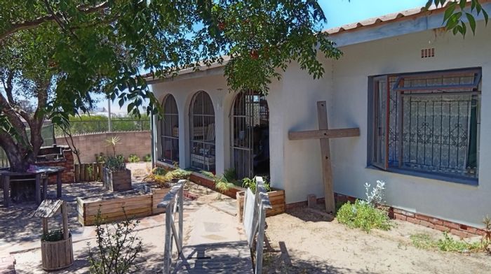 Louwville House For Sale: Open plan living, 3 bedrooms, flatlet, enclosed yard.