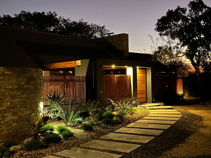 House To Rent in Moditlo Wildlife Estate: Pool, viewing decks, wildlife access.