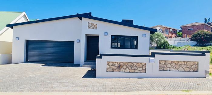 For Sale: House in Stilbaai Wes, 3 beds, near river, shops, and schools.