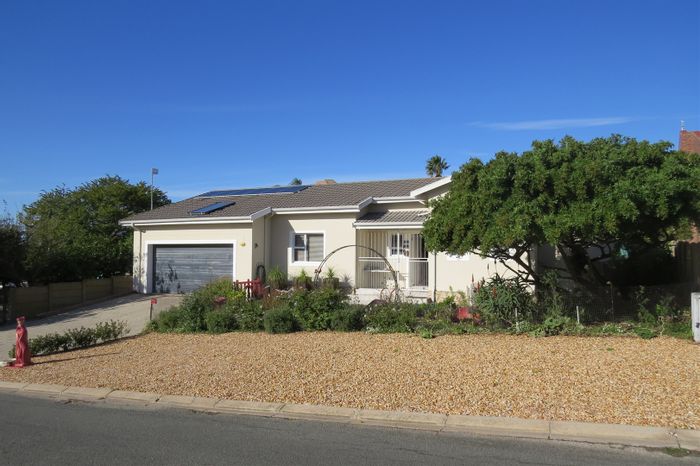 For Sale: House in Stilbaai Wes with garden, water tank, and solar power.