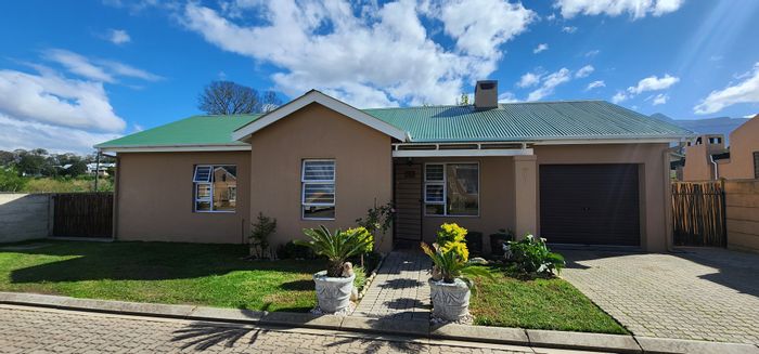 For Sale: House in Swellendam Central with mountain views, indoor braai, and secure complex.