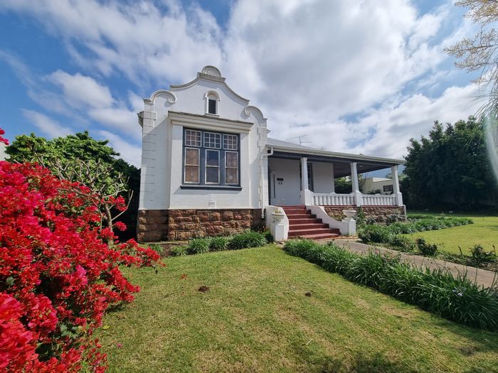 For Sale: House in Swellendam Central with dual entrances, flats, and development potential.