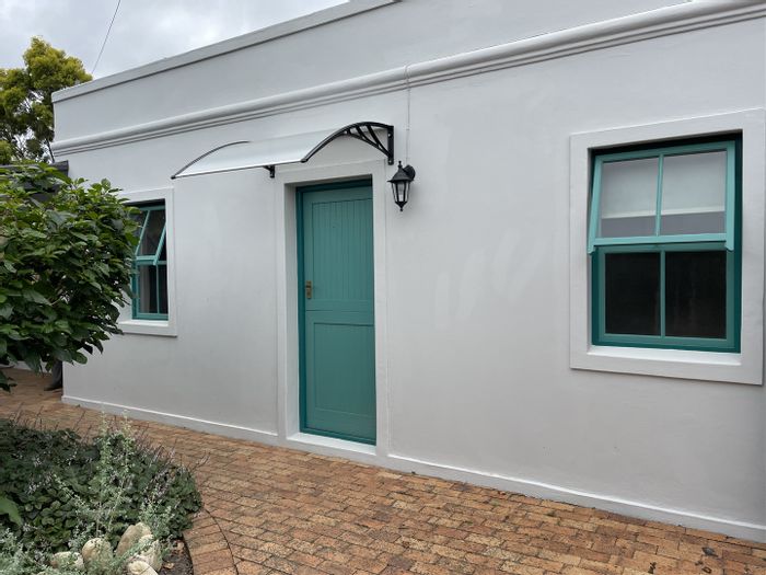 To Rent: Apartment in Swellendam Central, 1 bed, WiFi & water included.