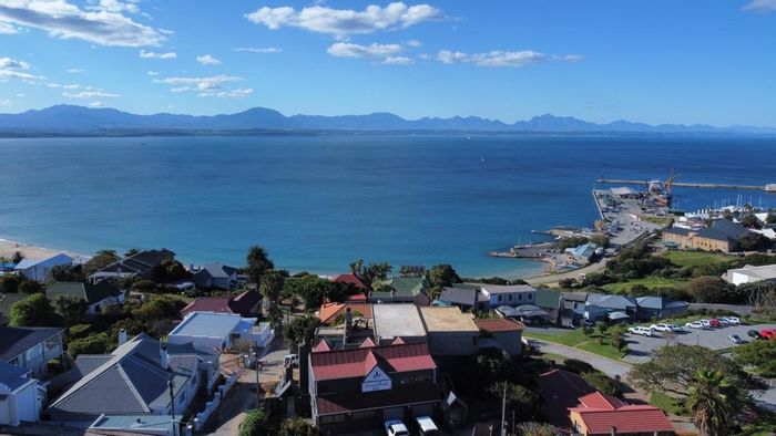 For Sale: Guest House in Mossel Bay Central with 10 en-suite rooms and gardens.