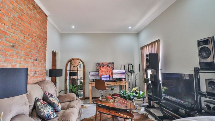 For Sale: Townhouse in White River Ext 16 with pool, security, and gas amenities.