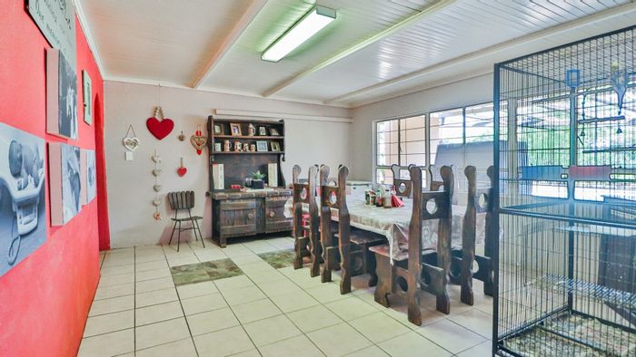 For Sale: White River AH Small Holding with 5 beds, pool, workshop, and dams.