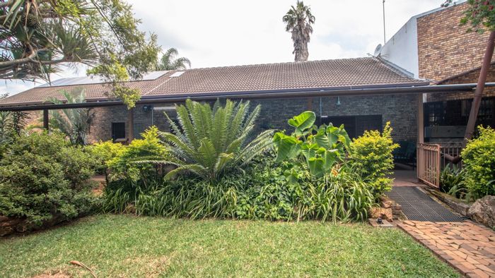 For Sale: 8-Bedroom House in Kingsview Ext 1 with Pool and Rainwater Tanks.
