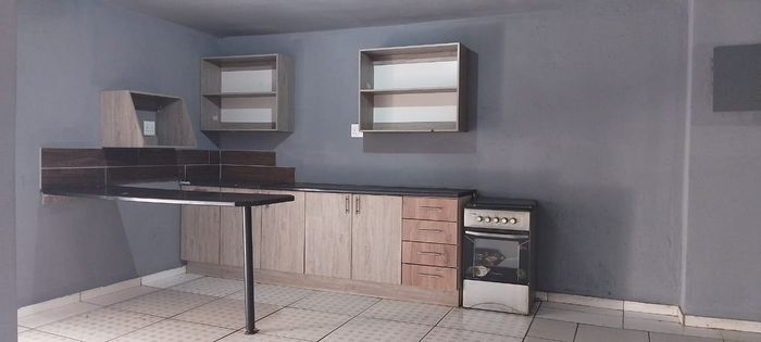 Westwood Apartment To Rent: 2 Bedrooms, Balcony, Gas Stove, Parking Included.