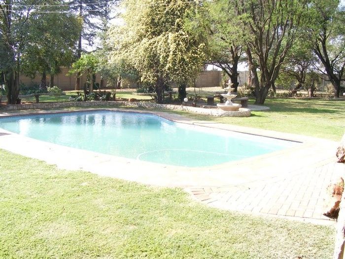 Farm For Sale in Stefano Park: Main house, cottage, flat, pool, business rights.