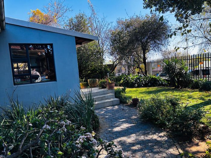 For Sale: House in Wentworth Park with 3 bedrooms, garage, and spacious living areas.