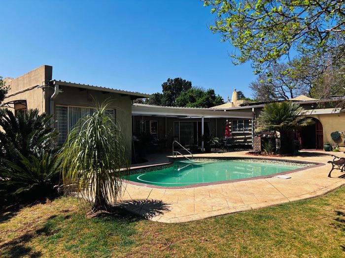 House for Sale in Rant En Dal: 3 Bedrooms, Pool, Spacious Yard, Covered Parking.