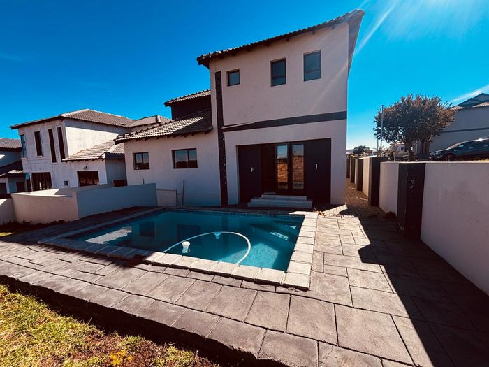 House for Sale in Wildtuin Park: 3 Bedrooms, Pool, 24-Hour Security.