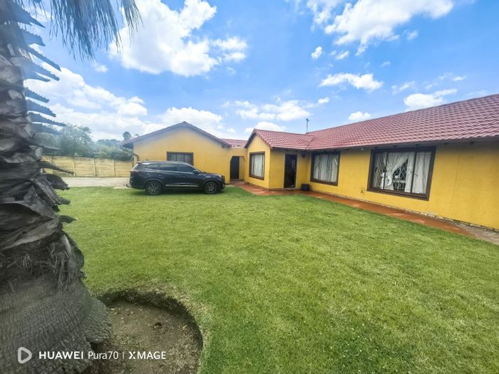 3-Bedroom House in Kempton Park AH For Sale with 24-hour security and braai area.