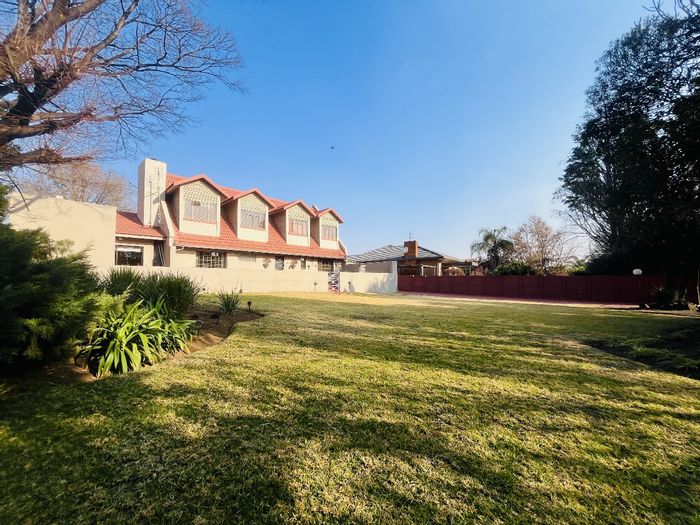 Brackendowns House For Sale: 4 bedrooms, pool, braai area, large garden.