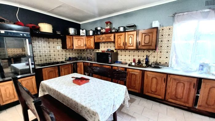 For Sale: House in Vanderbijlpark Sw 2 with open-plan living and entertainment area.