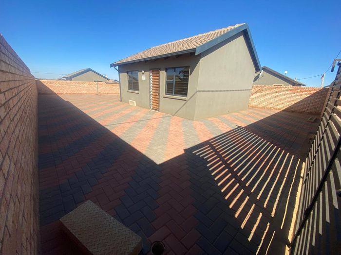 To Rent: House in Toekomsrus, 2 bedrooms, open-plan kitchen, secure fencing.