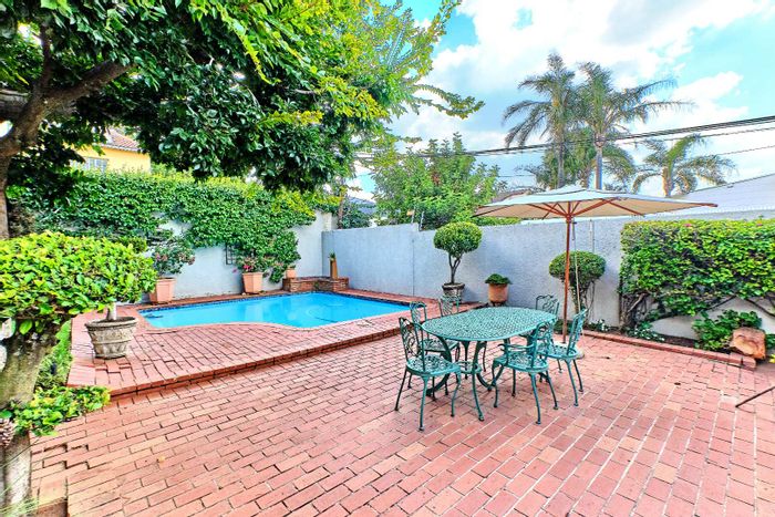 Charming Norwood House For Sale: Pool, Spacious Rooms, Close to Amenities!