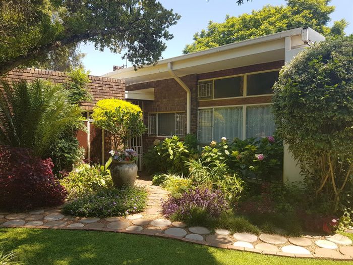 Bendor House For Sale: 4 beds, flatlet, ample parking, large land size.