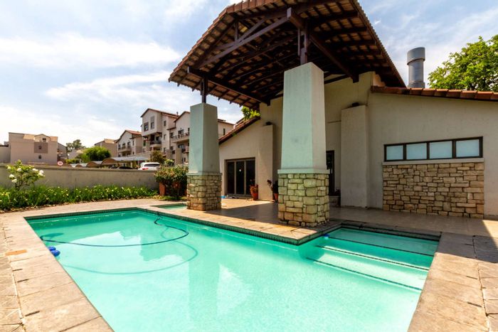 Sunninghill Apartment For Sale: 1 Bed, 1 Bath, Pool, Clubhouse, Close to Amenities.