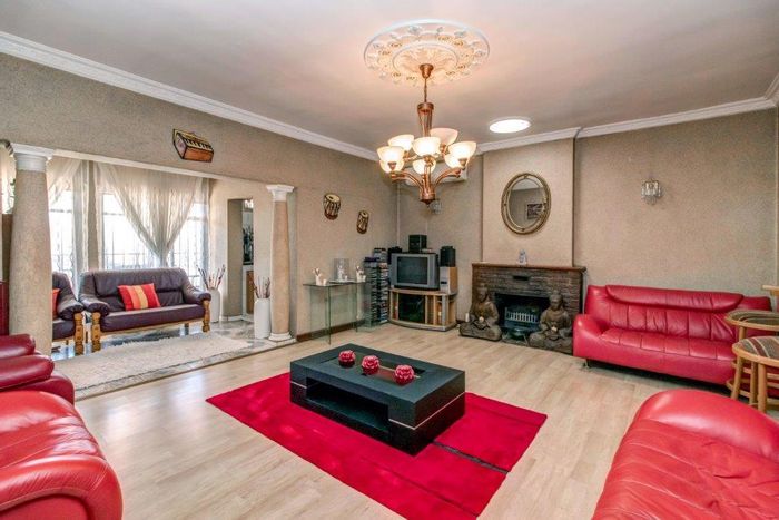 Gresswold House For Sale: Spacious home with garden, flat, pool, and ample parking.