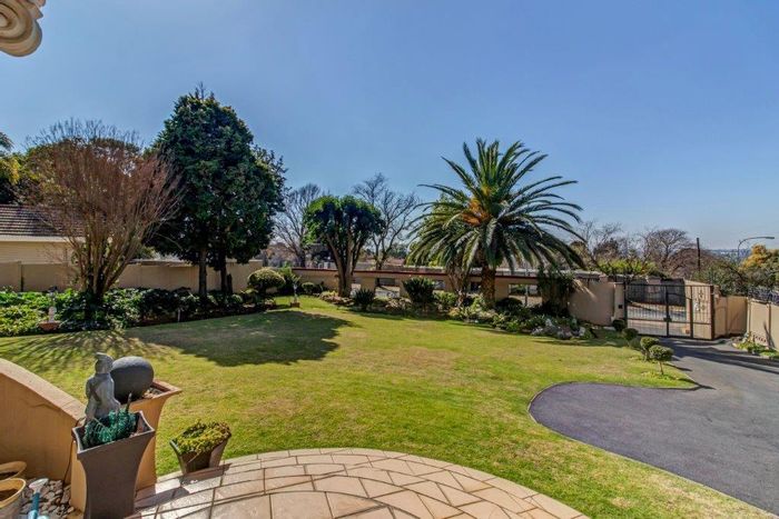 Gresswold House For Sale: Spacious home with garden, flatlet, and ample parking.