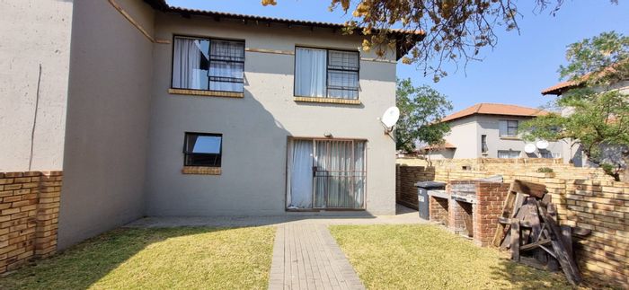 Heuwelsig Estate Townhouse For Sale: Open-plan living, garden, double carport, fibre internet.