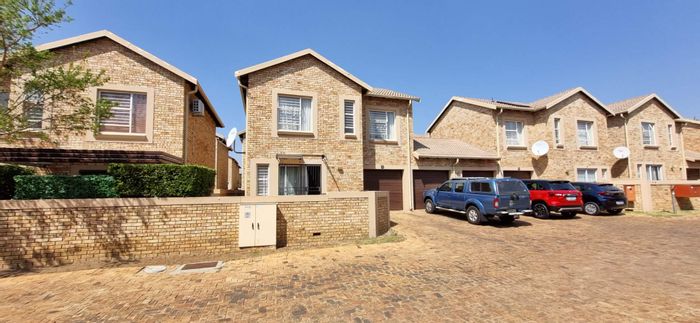 Heuwelsig Estate Townhouse For Sale: Duplex with garage, playgrounds, and easy access.